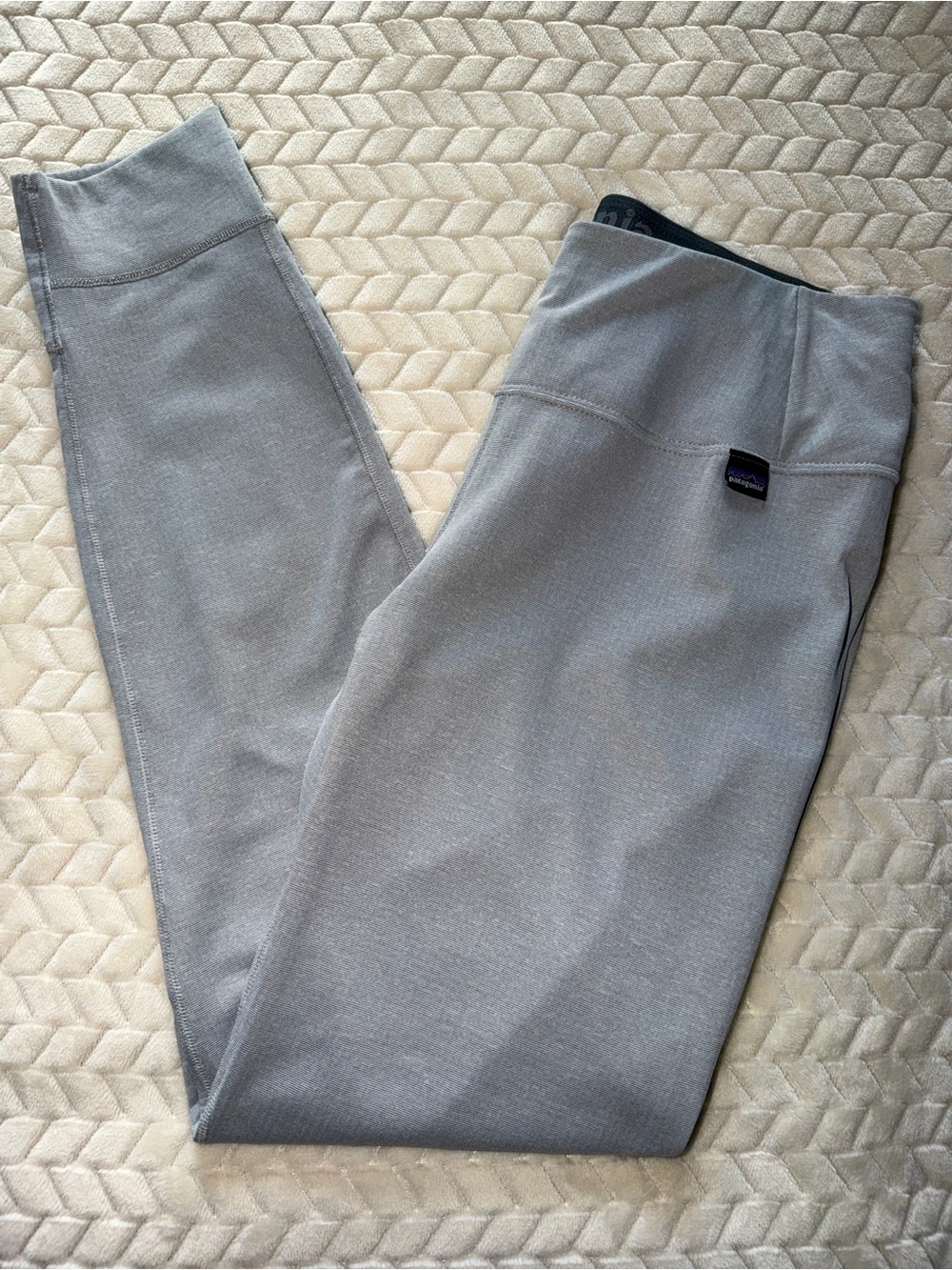 Patagonia Capiline Mid-Weight Base-Layer Leggings
Grey Inseam 28” Size Medium